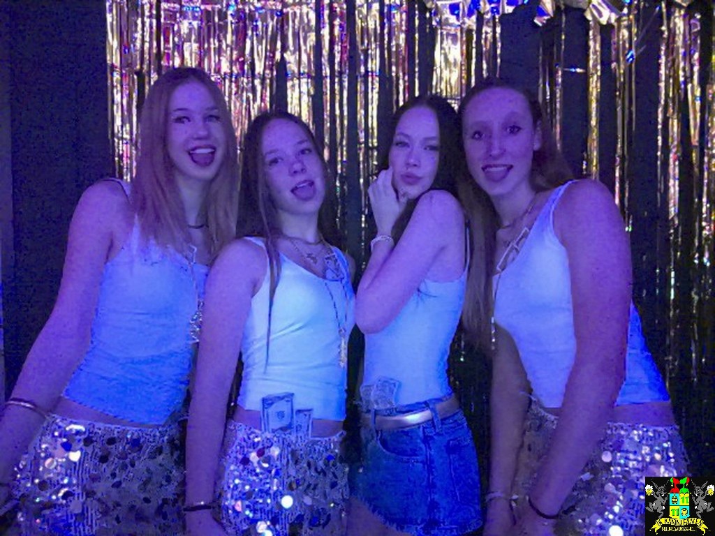 ../Images/Jeugd Opwarmbal Photobooth 074.jpg